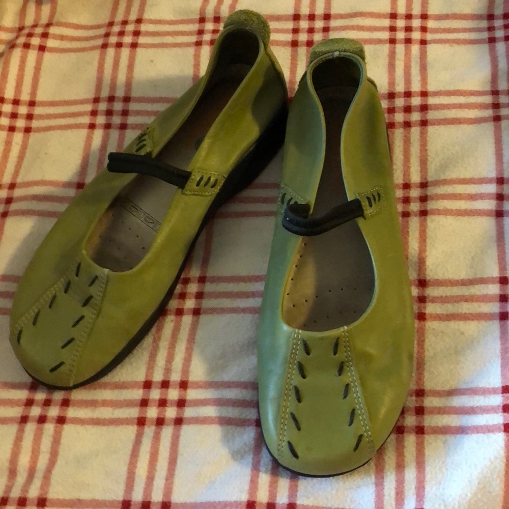 Green leather Mary Jane’s with elastic black stra